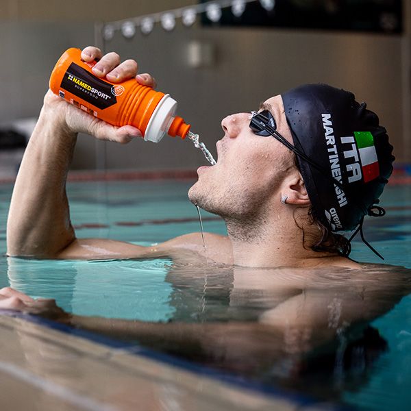 hydrafit-zero-swimmer-pool Επαγγελματίας κολυμβητής ενυδατώνεται με Named Sport HydraFit ZERO μετά την προπόνηση