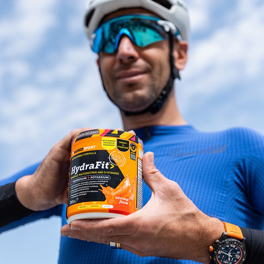 named-sport-hydrafit-cyclist Επαγγελματίας ποδηλάτης κρατά συσκευασία Named Sport HydraFit Red Orange